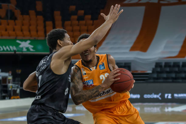 来巨大防守 来巨大防守